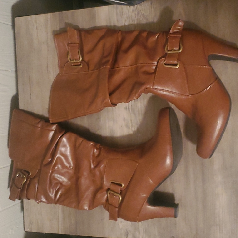 Zip up brown boots